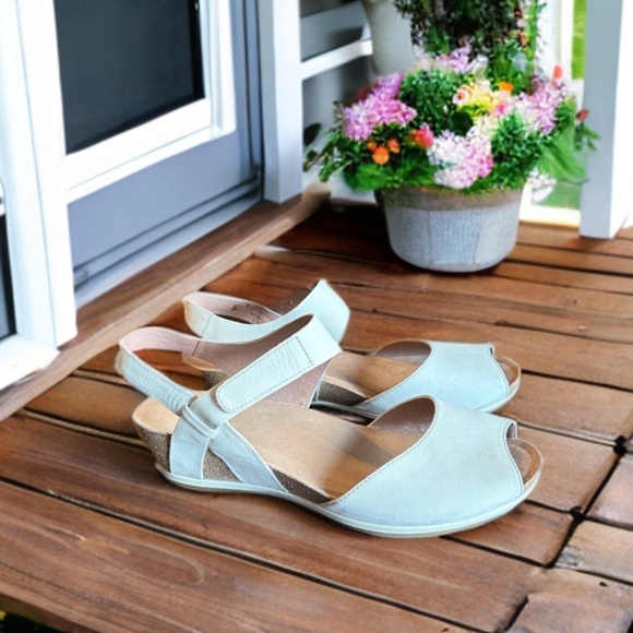 Dansko Cream Leather Vera Wedge Sandals Size 40. - Picture 2 of 11